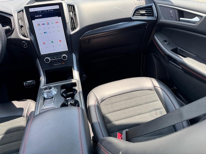 Ford Edge Vehicle Full-screen Gallery Image 18