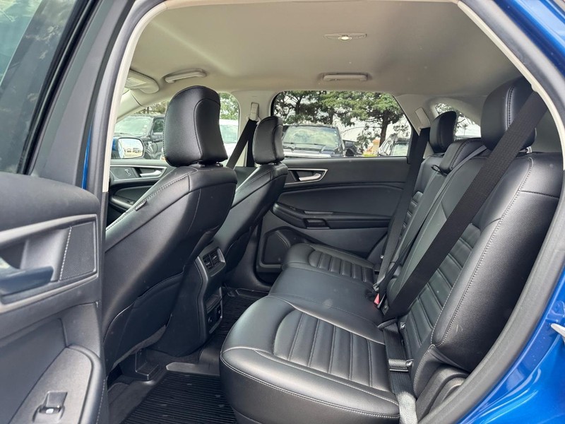 Ford Edge Vehicle Full-screen Gallery Image 12