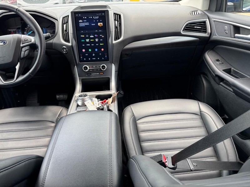 Ford Edge Vehicle Full-screen Gallery Image 16