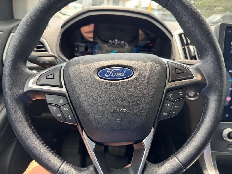 Ford Edge Vehicle Full-screen Gallery Image 19