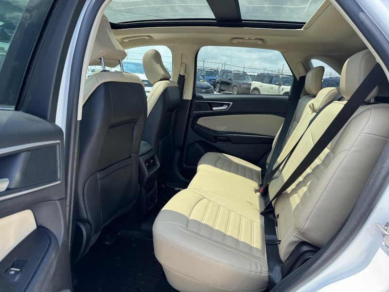 Ford Edge Vehicle Full-screen Gallery Image 12