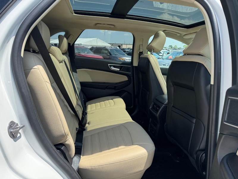 Ford Edge Vehicle Full-screen Gallery Image 13