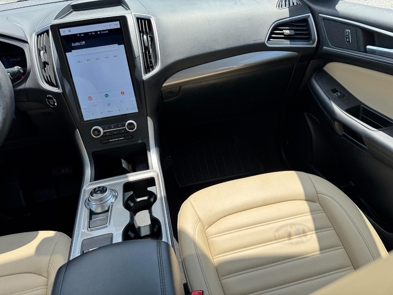 Ford Edge Vehicle Full-screen Gallery Image 16