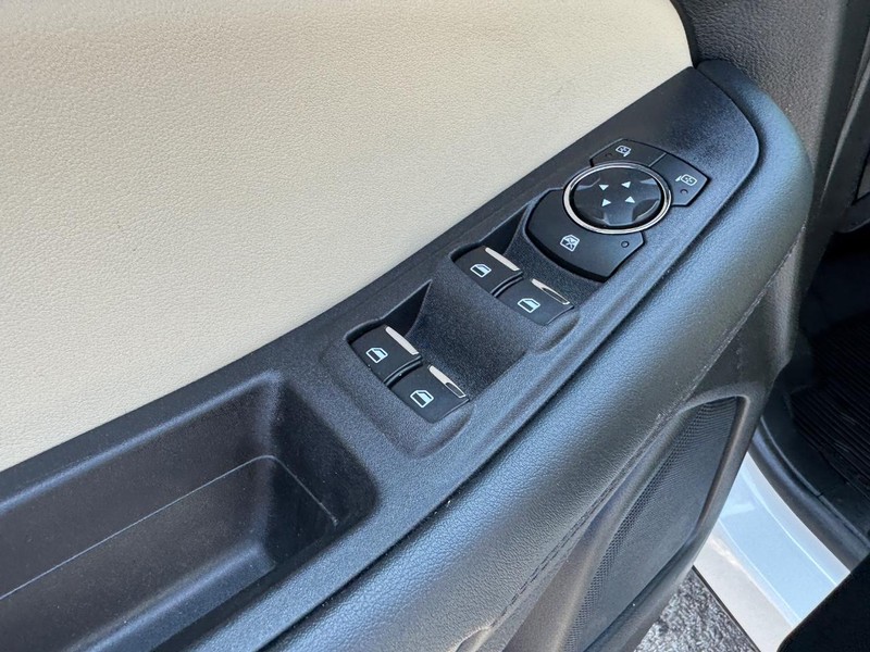Ford Edge Vehicle Full-screen Gallery Image 18