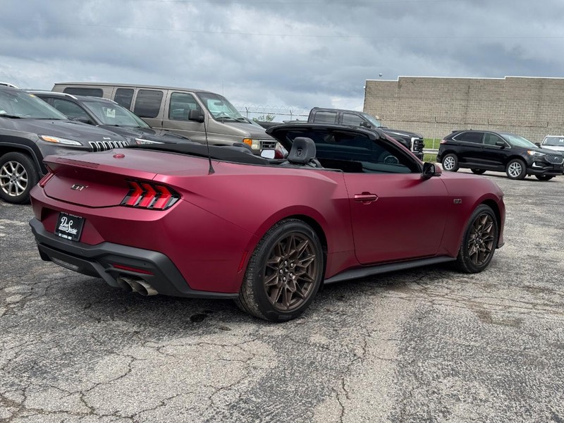 Ford Mustang Vehicle Full-screen Gallery Image 11