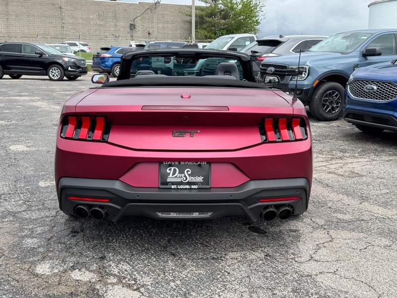Ford Mustang Vehicle Full-screen Gallery Image 13