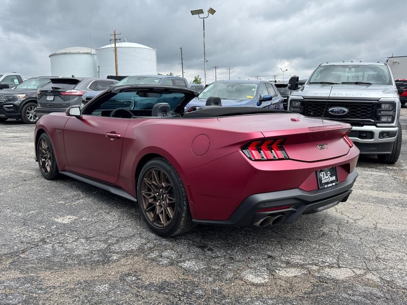 Ford Mustang Vehicle Full-screen Gallery Image 15