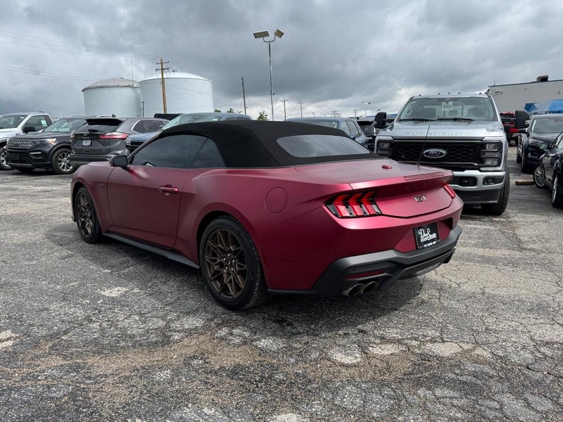 Ford Mustang Vehicle Full-screen Gallery Image 16