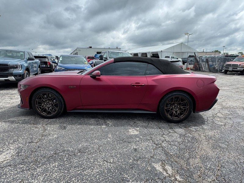 Ford Mustang Vehicle Full-screen Gallery Image 18