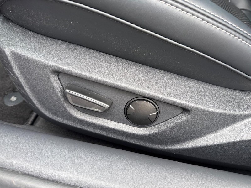 Ford Mustang Vehicle Full-screen Gallery Image 21