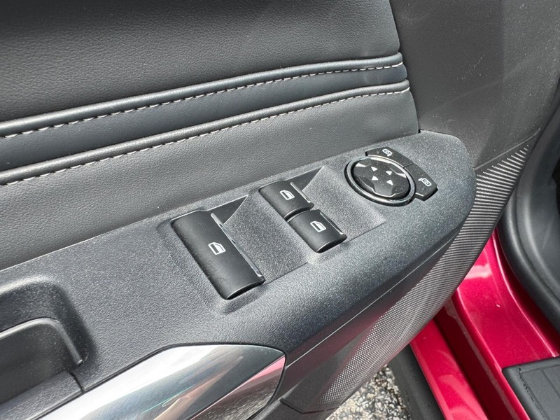 Ford Mustang Vehicle Full-screen Gallery Image 22