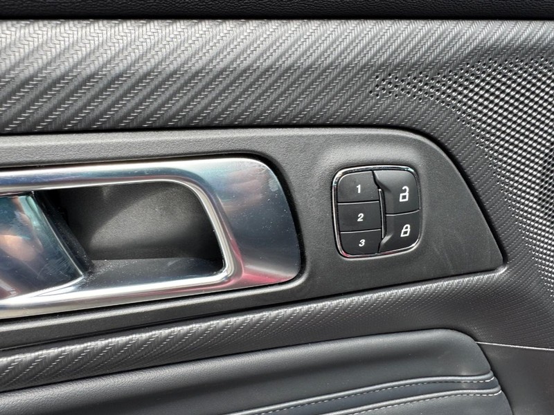 Ford Mustang Vehicle Full-screen Gallery Image 23