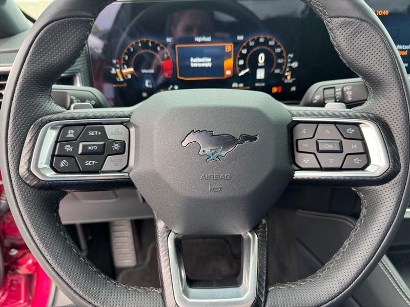Ford Mustang Vehicle Full-screen Gallery Image 25