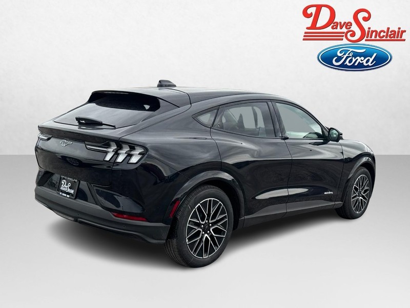 Ford Mustang Mach-E Vehicle Full-screen Gallery Image 07