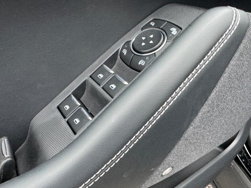 Ford Mustang Mach-E Vehicle Full-screen Gallery Image 18