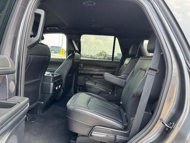 Ford Expedition Vehicle Full-screen Gallery Image 12