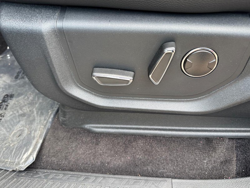 Ford Expedition Vehicle Full-screen Gallery Image 18