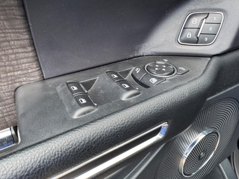 Ford Expedition Vehicle Full-screen Gallery Image 19