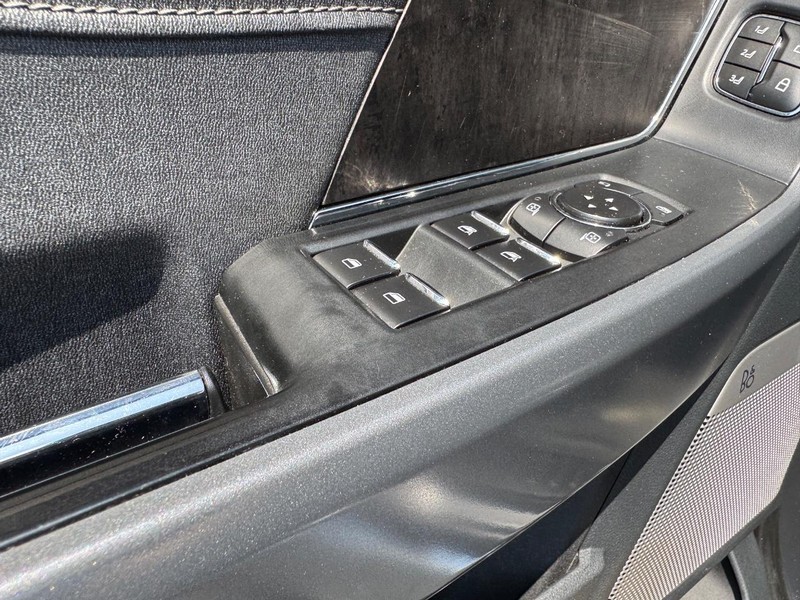 Ford F-150 Vehicle Full-screen Gallery Image 18