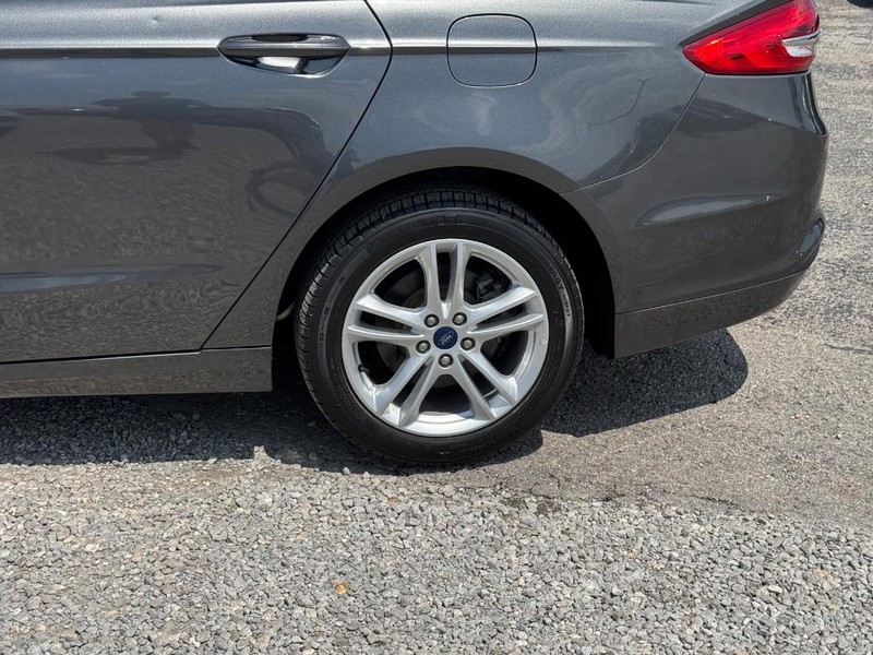 Ford Fusion Hybrid Vehicle Full-screen Gallery Image 11
