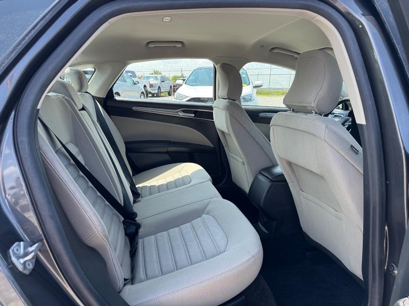Ford Fusion Hybrid Vehicle Full-screen Gallery Image 13