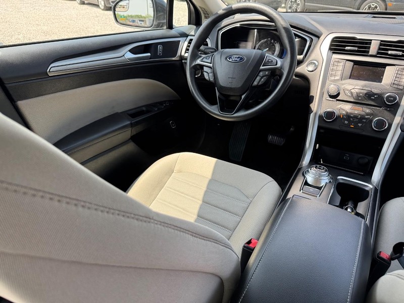 Ford Fusion Hybrid Vehicle Full-screen Gallery Image 14