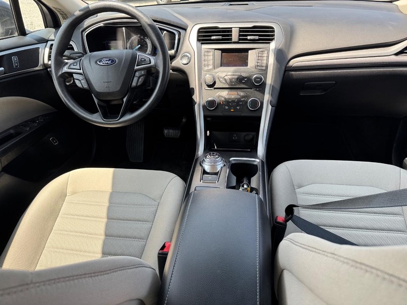 Ford Fusion Hybrid Vehicle Full-screen Gallery Image 15