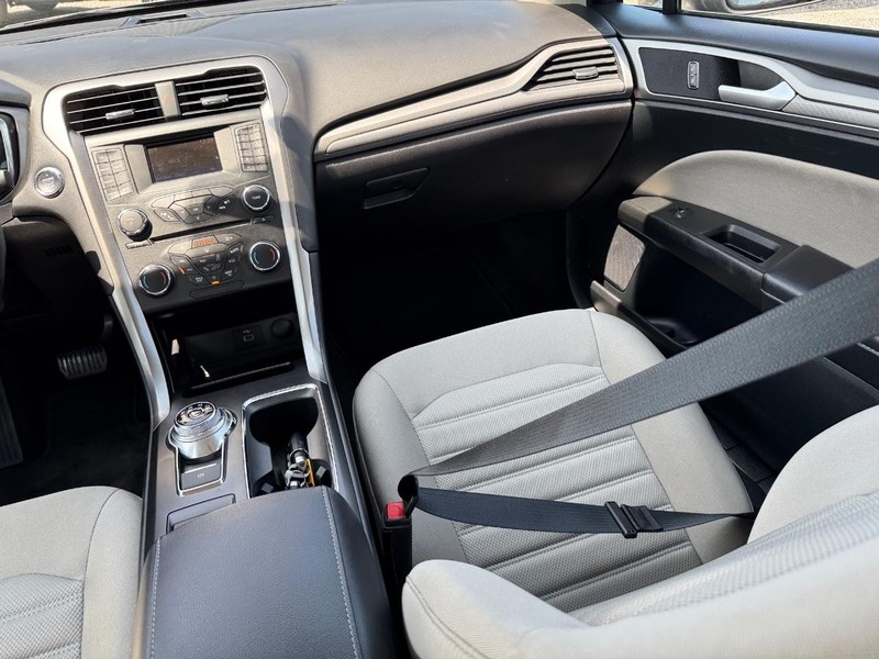 Ford Fusion Hybrid Vehicle Full-screen Gallery Image 16