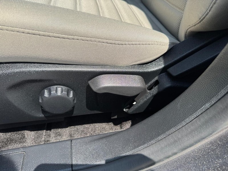 Ford Fusion Hybrid Vehicle Full-screen Gallery Image 17