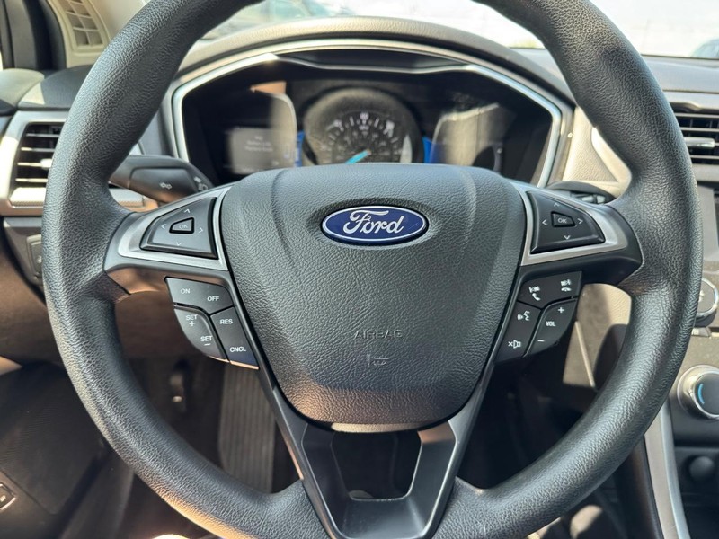 Ford Fusion Hybrid Vehicle Full-screen Gallery Image 18