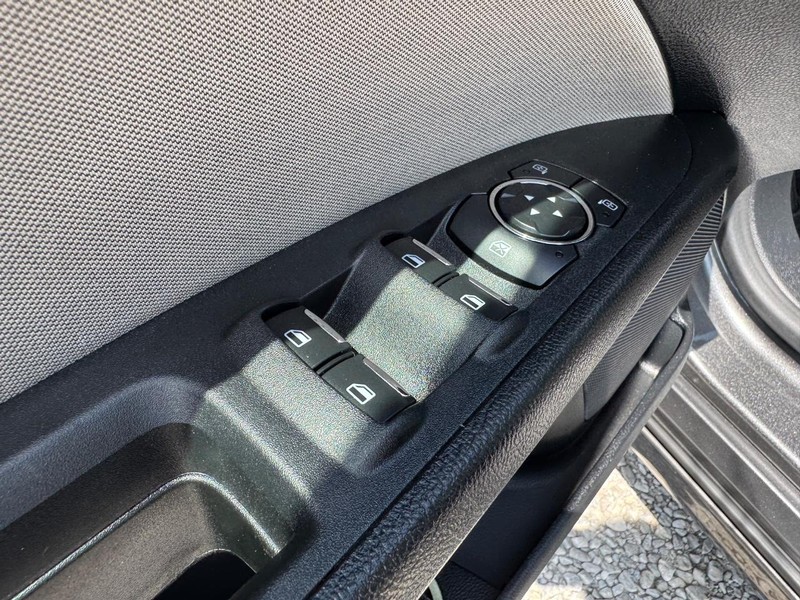 Ford Fusion Hybrid Vehicle Full-screen Gallery Image 19