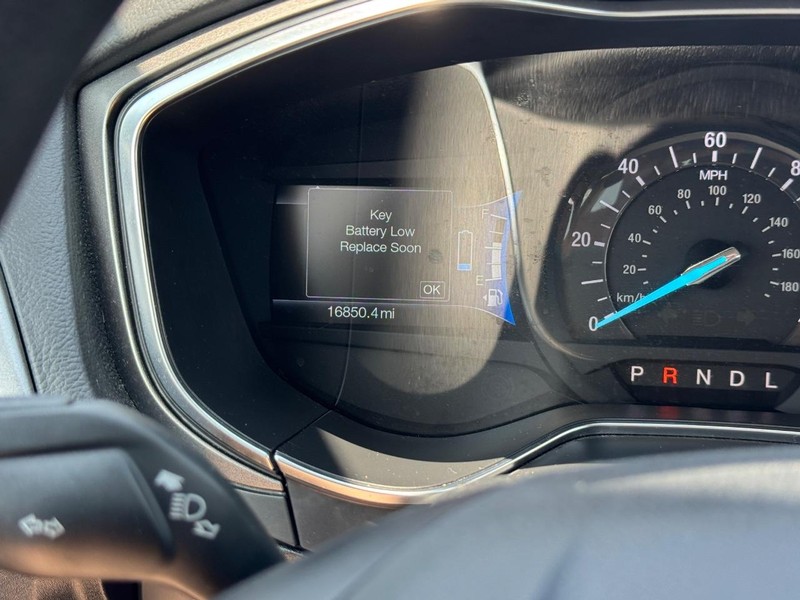 Ford Fusion Hybrid Vehicle Full-screen Gallery Image 23