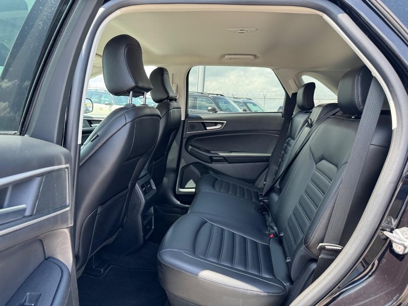 Ford Edge Vehicle Full-screen Gallery Image 12