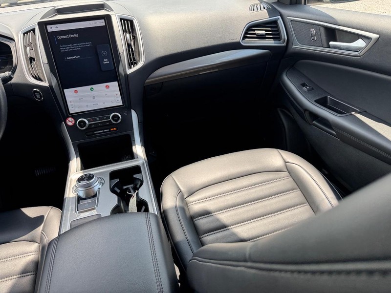 Ford Edge Vehicle Full-screen Gallery Image 16