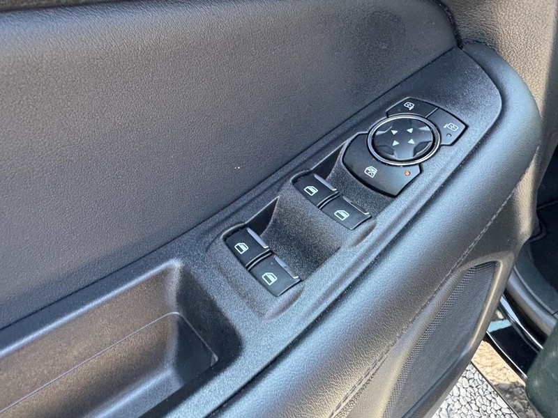 Ford Edge Vehicle Full-screen Gallery Image 18