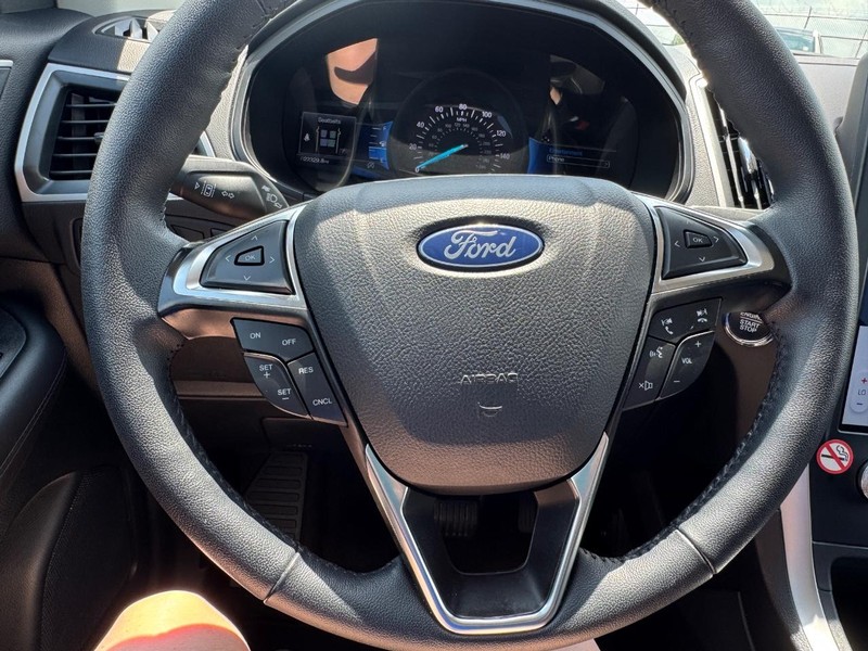 Ford Edge Vehicle Full-screen Gallery Image 19