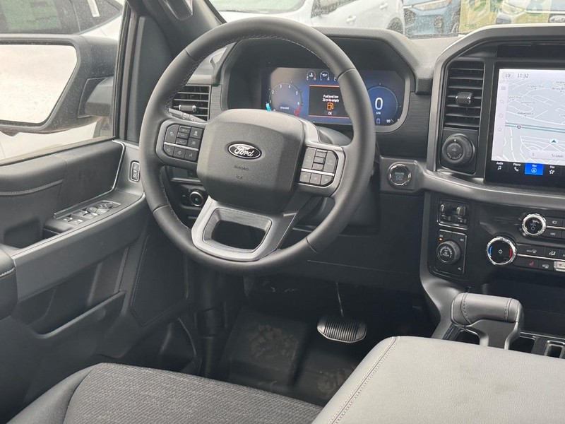 Ford F-150 Vehicle Full-screen Gallery Image 15