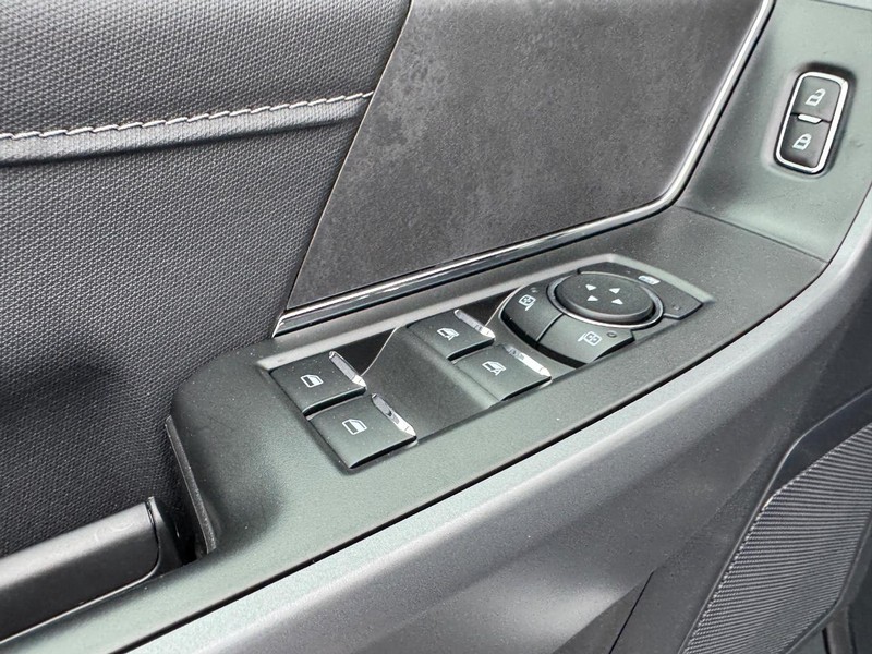 Ford F-150 Vehicle Full-screen Gallery Image 18