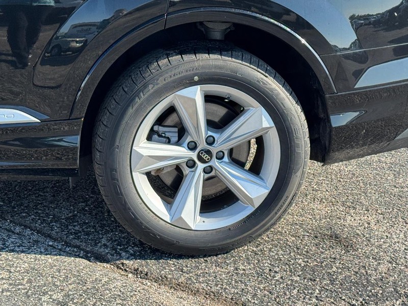 Audi Q7 Vehicle Full-screen Gallery Image 11