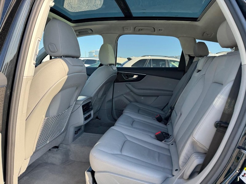 Audi Q7 Vehicle Full-screen Gallery Image 12