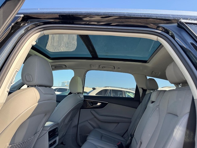 Audi Q7 Vehicle Full-screen Gallery Image 13