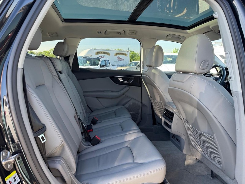 Audi Q7 Vehicle Full-screen Gallery Image 14