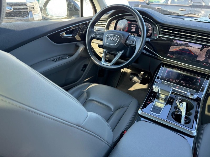 Audi Q7 Vehicle Full-screen Gallery Image 15