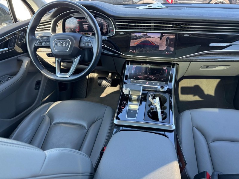 Audi Q7 Vehicle Full-screen Gallery Image 16