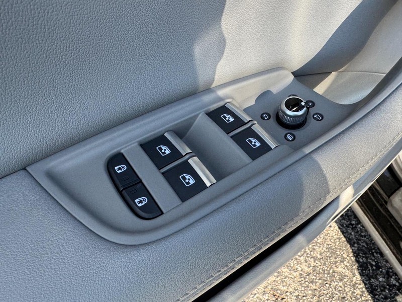 Audi Q7 Vehicle Full-screen Gallery Image 19
