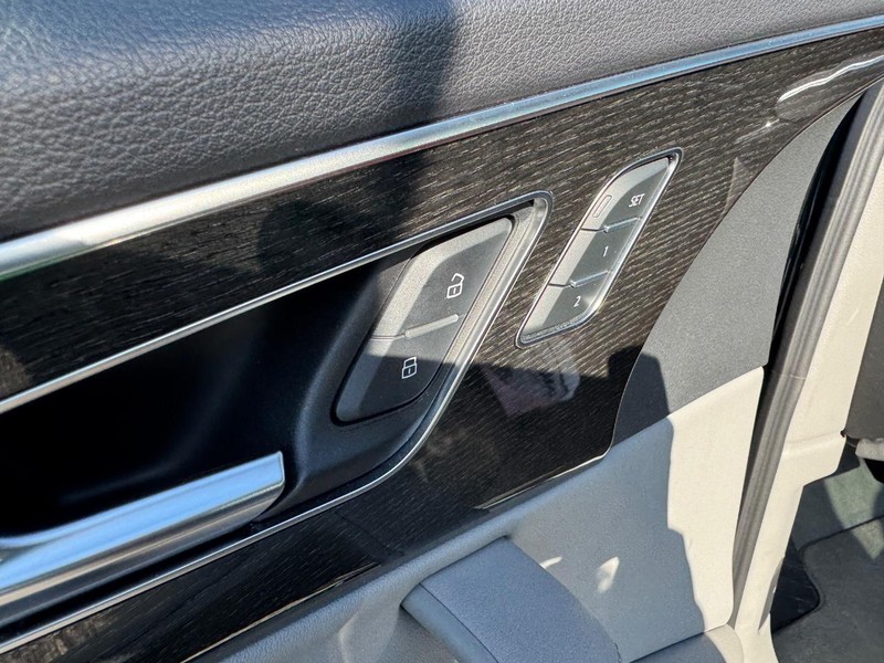 Audi Q7 Vehicle Full-screen Gallery Image 20