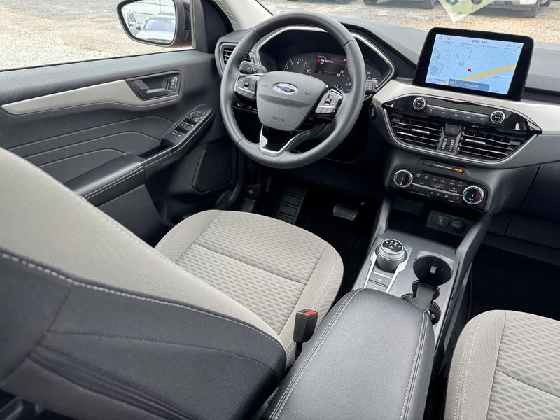 Ford Escape Vehicle Full-screen Gallery Image 15