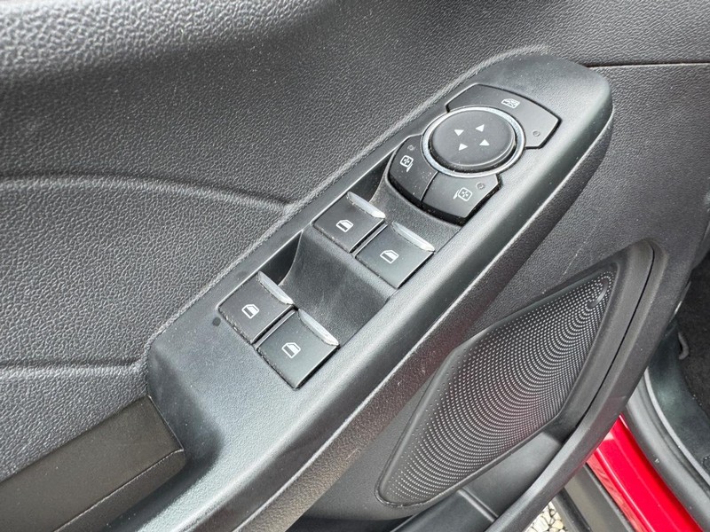Ford Escape Vehicle Full-screen Gallery Image 18