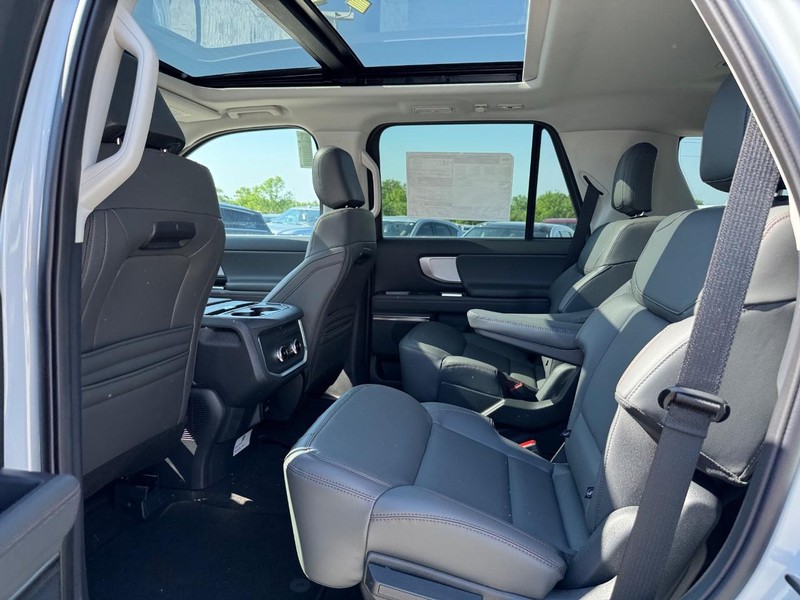 Ford Expedition Vehicle Full-screen Gallery Image 11