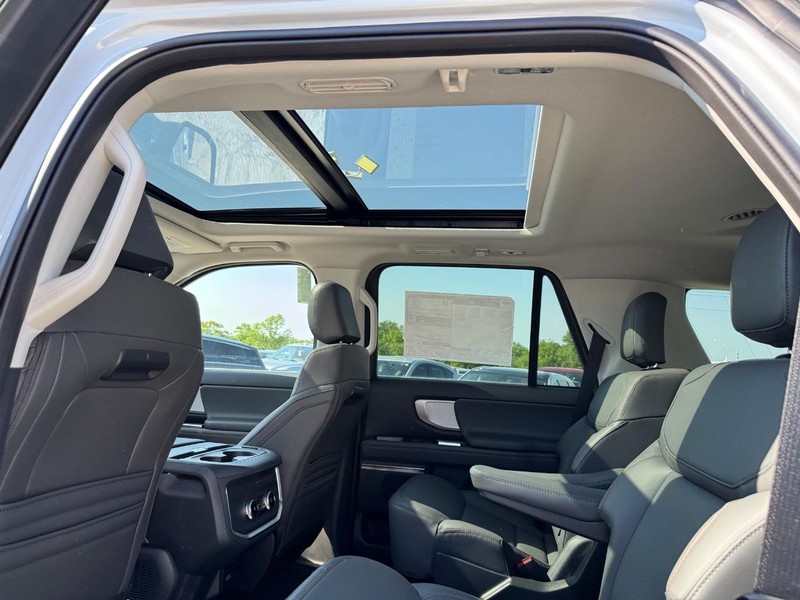 Ford Expedition Vehicle Full-screen Gallery Image 13